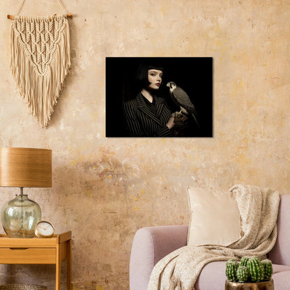 elegantes frauenportrait mit falke im wohnzimmer moderne wandkunst