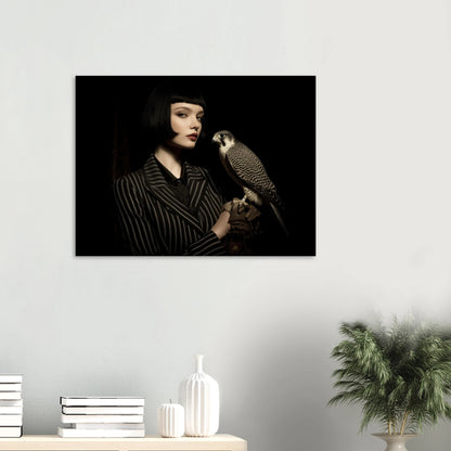 minimalistisches frauenportrait mit falke modernes wandbild  im wohnzimmer