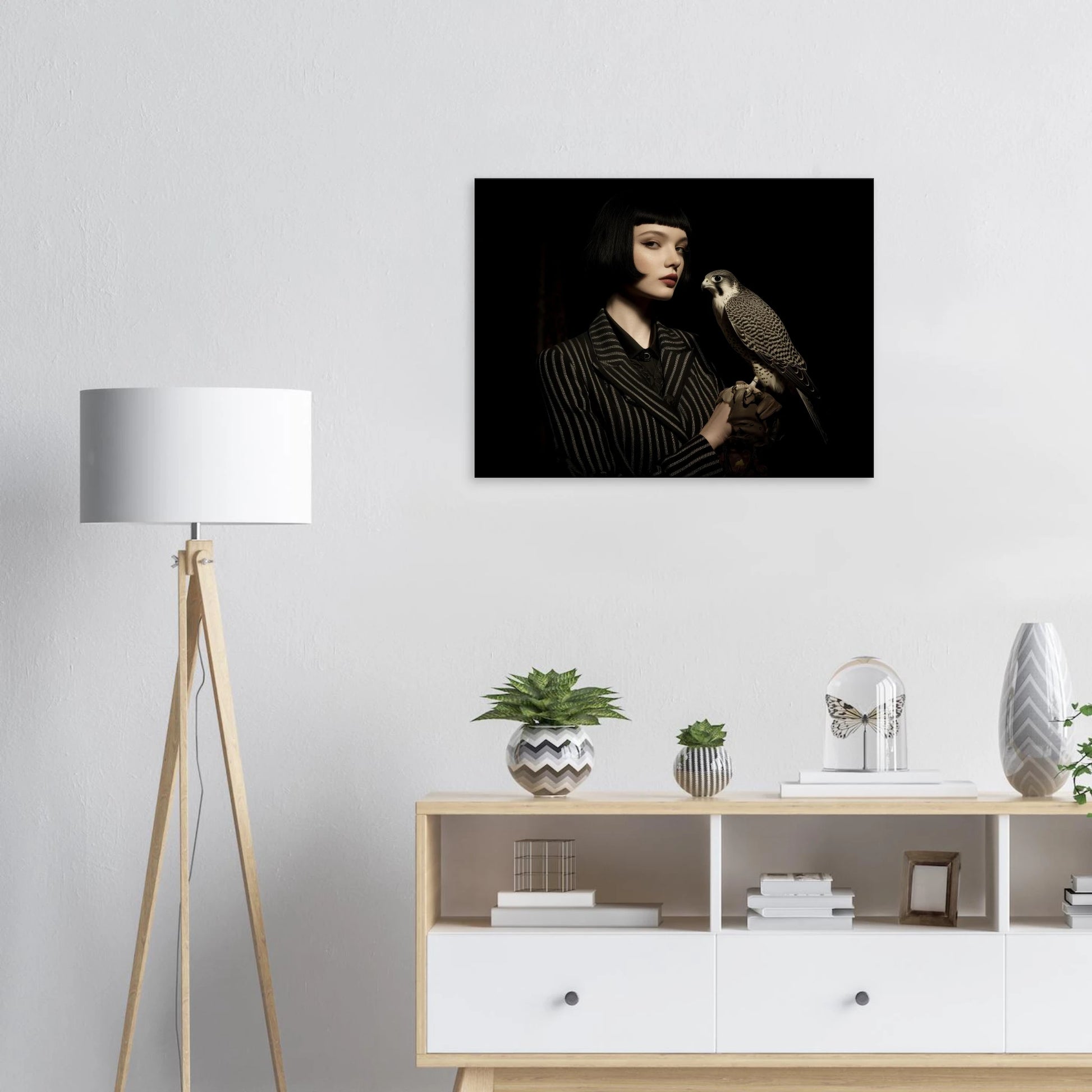 elegantes frauenportrait mit falke im wohnzimmer moderne wandkunst