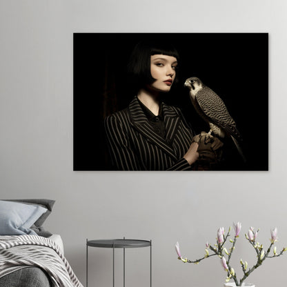 minimalistisches frauenportrait mit falke modernes wandbild  im schlafzimmer