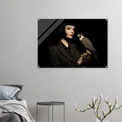 elegantes frauenportrait mit falke in dunkler bildsprache im wohnzimmer