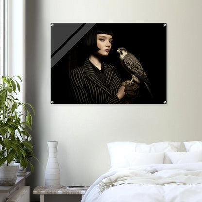 elegantes frauenportrait mit falke in dunkler bildsprache im schlafzimmer