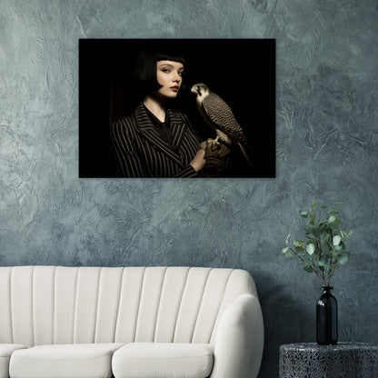 dunkles frauenportrait mit falke modernes wandbild  im wohnzimmer