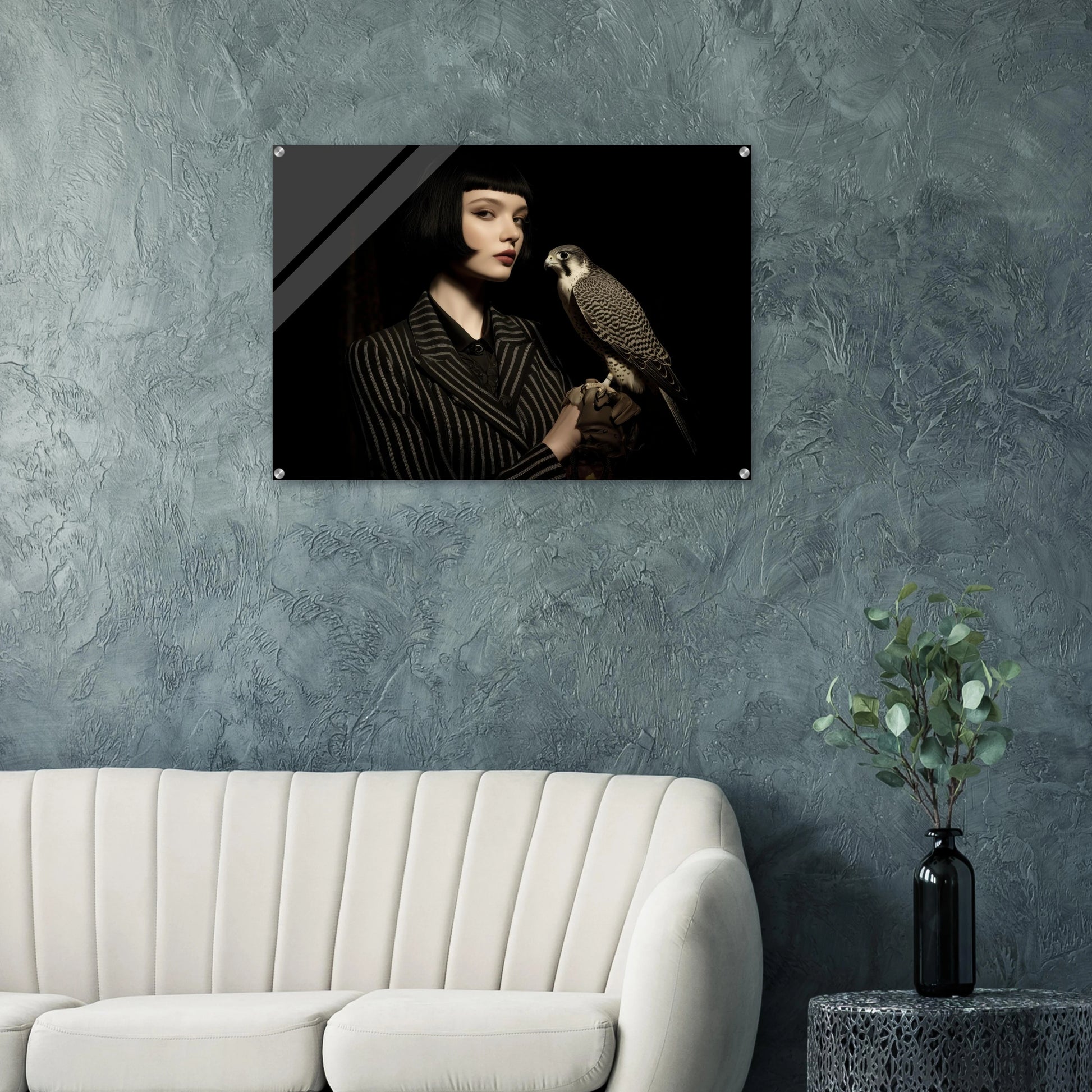 elegantes frauenportrait mit falke in dunkler bildsprache im wohnzimmer