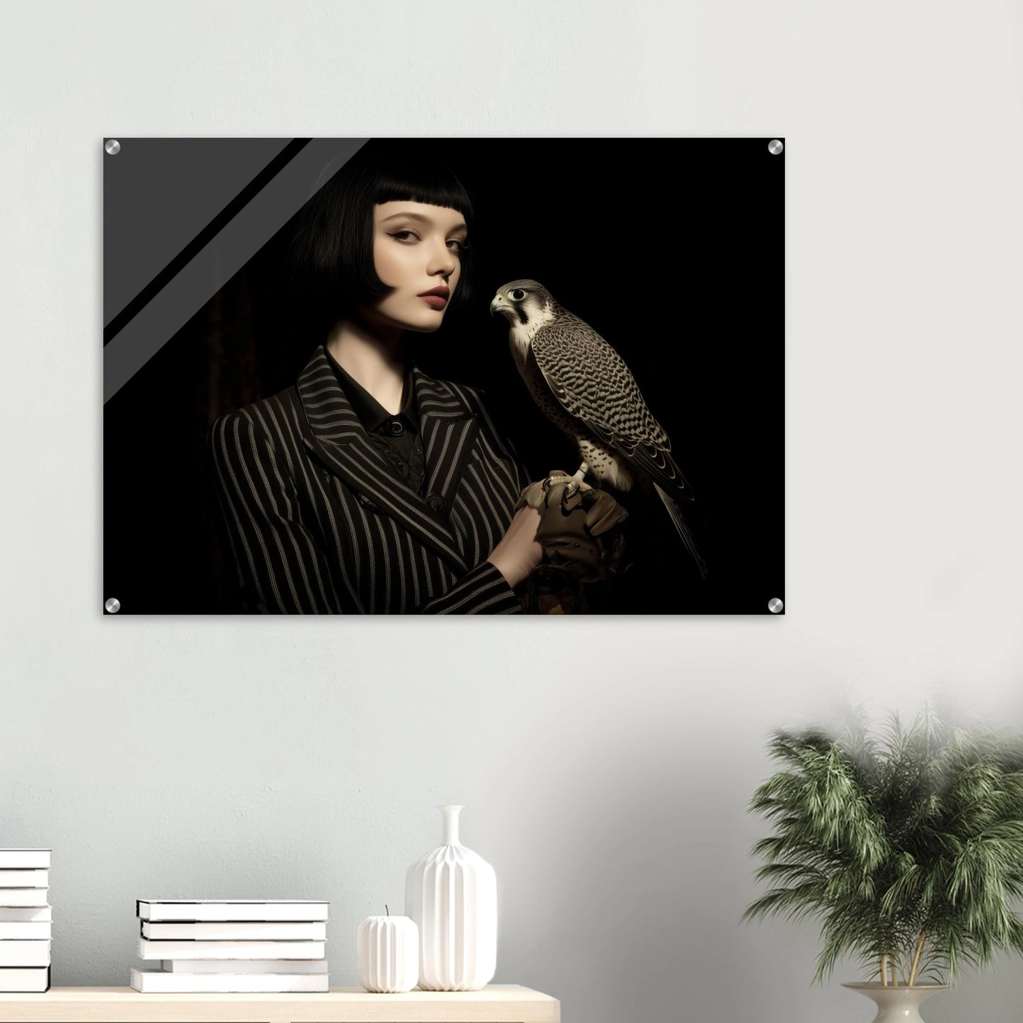 elegantes frauenportrait mit falke in dunkler bildsprache im wohnzimmer
