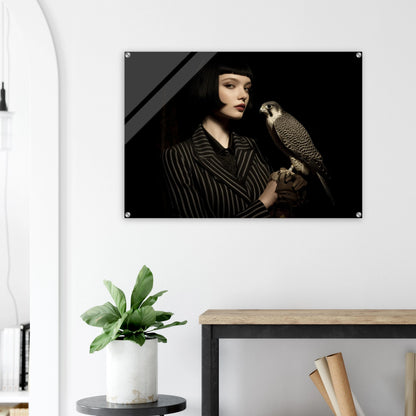 elegantes frauenportrait mit falke in dunkler bildsprache im arbeitszimmer