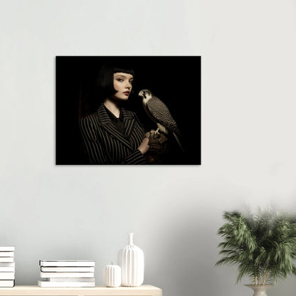 elegantes frauenportrait mit falke im hellen wohnzimmer moderne wandkunst