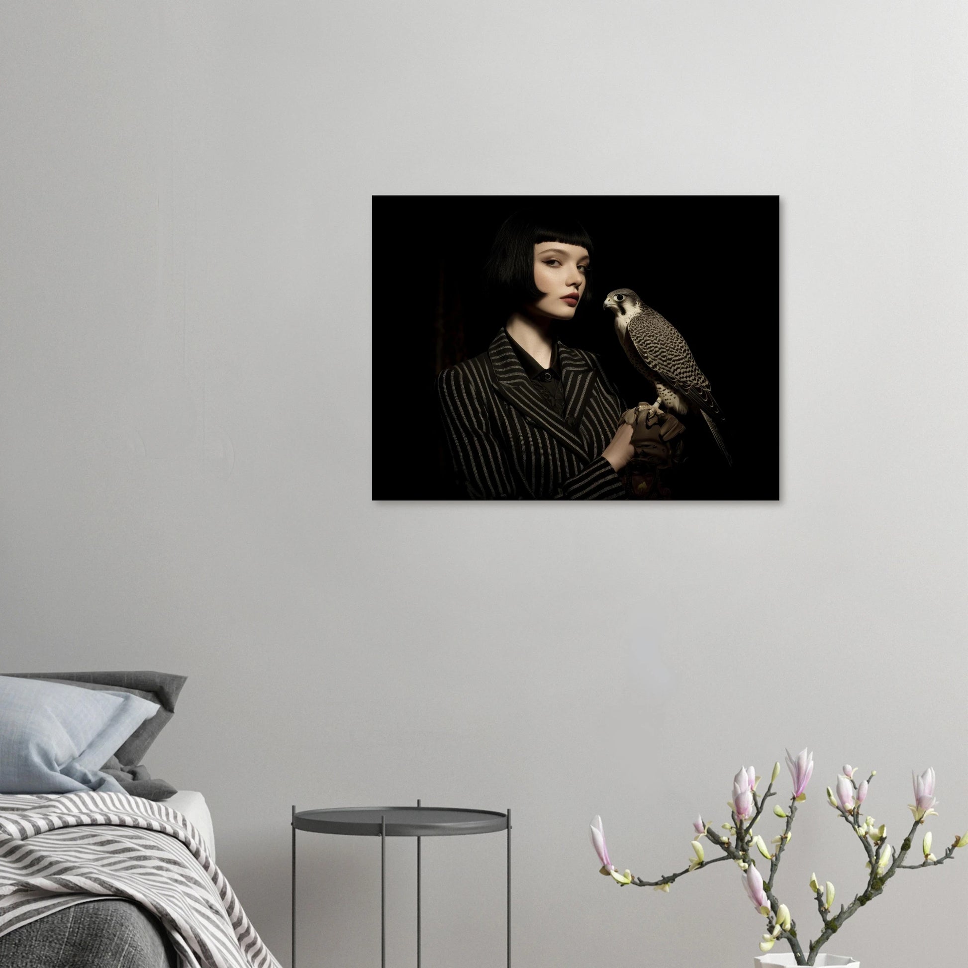 elegantes frauenportrait poster mit falke im wohnzimmer moderne wandkunst