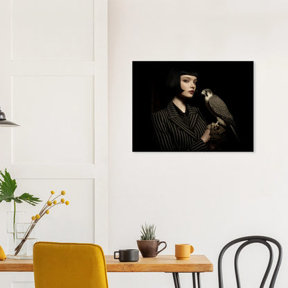 elegantes frauenportrait mit falke im esszimmer moderne wandkunst